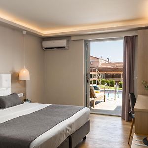 Pokój typu deluxe z łóżkiem king-size i z widokiem na basen